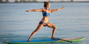 迪拜桨板瑜伽：可持续时尚秋季风潮