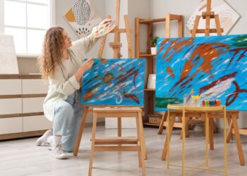 艺术家在明亮的迪拜艺术工作室里在画布上绘画，艺术工坊，创意工作室课程，绘画