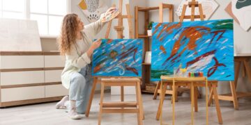 艺术家在明亮的迪拜艺术工作室里在画布上绘画，艺术工坊，创意工作室课程，绘画