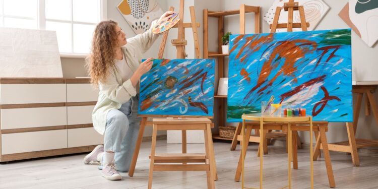 艺术家在明亮的迪拜艺术工作室里在画布上绘画，艺术工坊，创意工作室课程，绘画