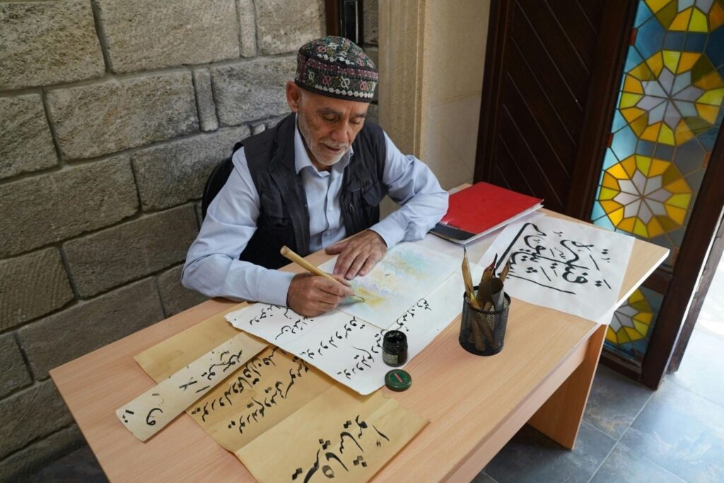 艺术家在传统工坊中练习阿拉伯书法 艺术工坊 创意工作室 课程