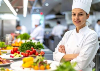 रेस्तरां की रसोई में शेफ ताज़ी सब्जियां तैयार कर रहा है, फार्म-टू-टेबल ऑर्गेनिक सस्टेनेबल लोकल