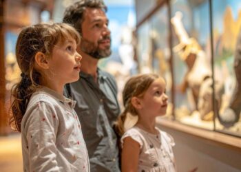 दुबई संग्रहालय में बच्चे इंटरैक्टिव प्रदर्शनी का अन्वेषण कर रहे हैं - बच्चों के संग्रहालय, इंटरैक्टिव शिक्षा, बच्चों की शिक्षा