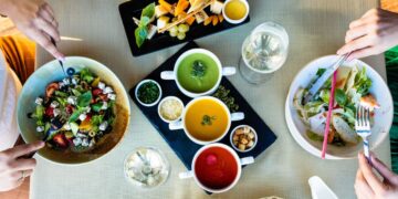 迪拜餐厅的彩色健康无麸质碗 无麸质餐厅 健康菜单 腹腔安全