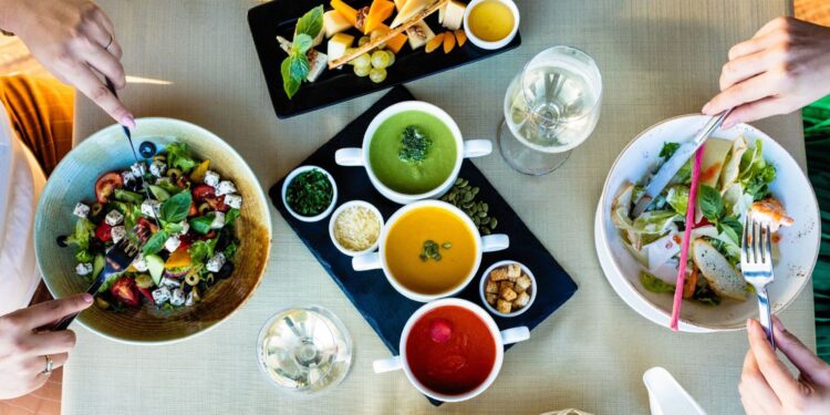 迪拜餐厅的彩色健康无麸质碗 无麸质餐厅 健康菜单 腹腔安全