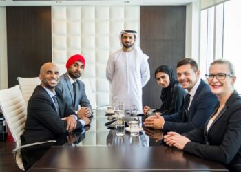 多元化商业团队在现代迪拜办公室开会 创业生态系统 企业家 资金 创新 投资