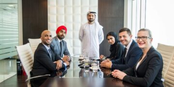 多元化商业团队在现代迪拜办公室开会 创业生态系统 企业家 资金 创新 投资