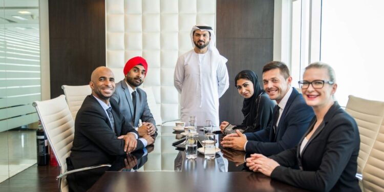 多元化商业团队在现代迪拜办公室开会 创业生态系统 企业家 资金 创新 投资