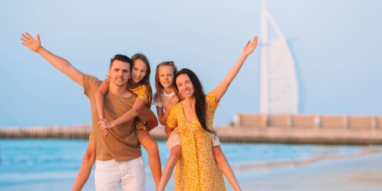 बुर्ज अल अरब दुबई के साथ समुद्र तट पर बच्चों वाला परिवार, आत्मविश्वासी बच्चे, लचीली परवरिश, भावनात्मक रूप से जागरूक