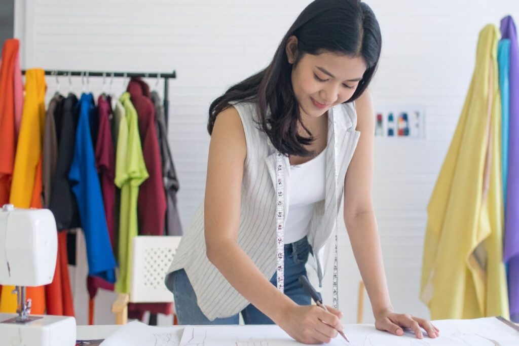 时装设计师在工作室使用可持续面料 道德时尚 可持续精品店 环保 奢华