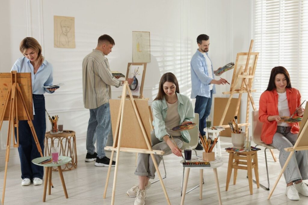 一群人在工作室里一起享受绘画课 艺术工坊 创意课程 绘画