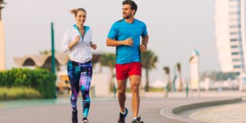 男女在卓美亚帆船酒店附近的跑道上跑步，户外健身，气温适宜，公园，清晨