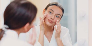 Нанесение натурального ухода за кожей в Дубае - Ежедневный уход с кремом для лица с увлажняющими ингредиентами для пустынного климата