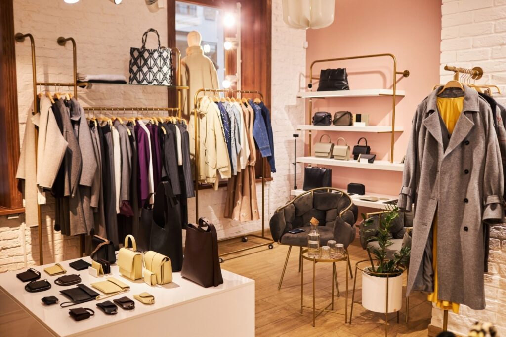 优雅精品店中展示的有机可持续服装 道德时尚 可持续精品店 奢华 环保