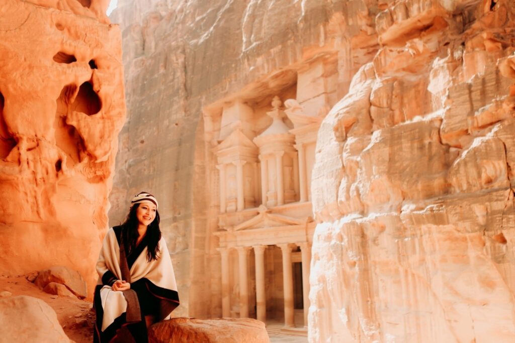 游客探索约旦古老的佩特拉考古遗址 周末出逃 冒险旅行 航班