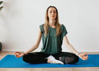 女性在健康中心进行瑜伽，正念静修冥想平衡健康奢华