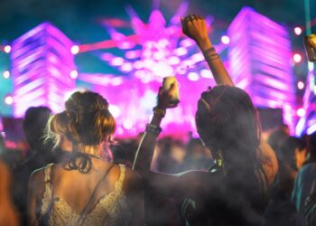 从上方俯瞰迪拜节日中两位女性的背影，节日组织者总能策划出魔幻般的活动。