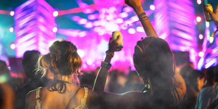 从上方俯瞰迪拜节日中两位女性的背影，节日组织者总能策划出魔幻般的活动。