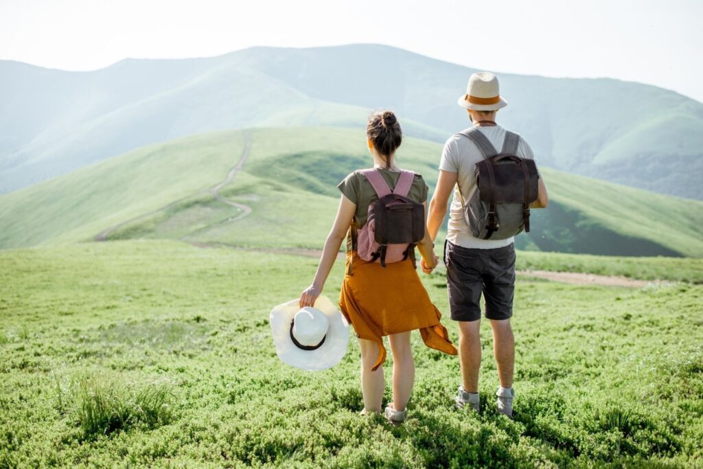 情侣在高加索山脉格鲁吉亚徒步 周末出逃 冒险旅行 目的地 航班
