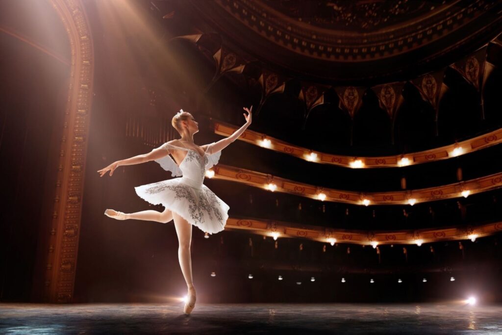 芭蕾舞演员在迪拜歌剧院舞台上表演歌剧季文化艺术演出