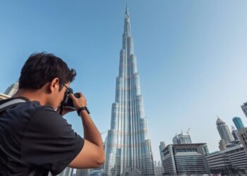 专业摄影师在日落时分捕捉令人惊叹的哈利法塔和迪拜天际线，展示了视觉叙事的优质摄影点