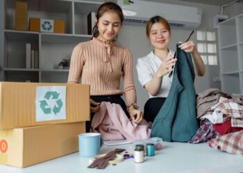 विंटेज टेक्सटाइल फैशन डिजाइनरों से अपसाइकल्ड फैशन पीस बनाने वाला डिजाइनर अपसाइक्लिंग सस्टेनेबल सर्कुलर क्रिएटिव