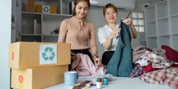 设计师用复古纺织品创作升级改造时尚作品时尚设计师升级改造可持续循环创意