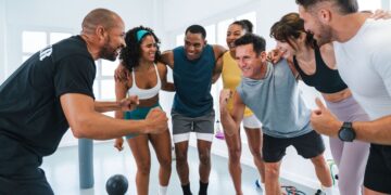 迪拜社区健身挑战赛上的团体健身锻炼，倡导健康活跃的社区生活