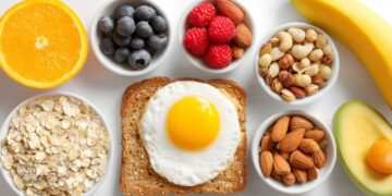 健康无麸质早餐食材，包括鸡蛋吐司和新鲜水果，无麸质早餐健康食谱营养蛋白质