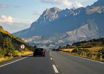 越野车穿越阿曼山景公路旅行探险，涉水边境