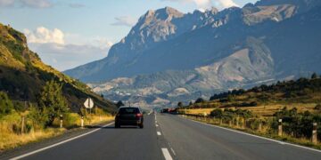 越野车穿越阿曼山景公路旅行探险，涉水边境