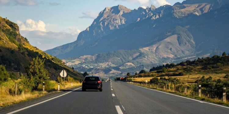 ओमान के पहाड़ी दृश्यों में ऑफ-रोड वाहन चलाकर रोड ट्रिप रोमांच, वाडी ड्राइव, सीमा पार