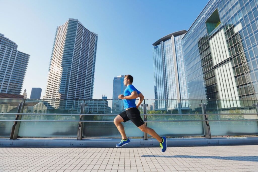跑者在谢赫扎耶德路参加迪拜跑步健身挑战赛健康活跃社区