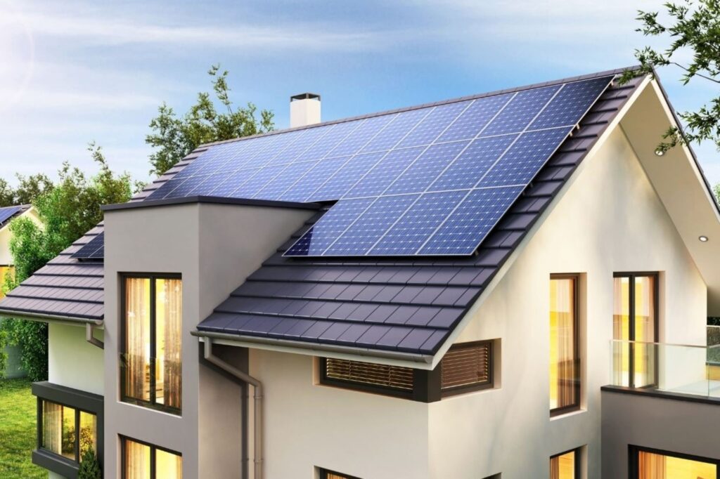 迪拜别墅屋顶上的太阳能电池板与智能家居集成 智能家居节能技术效率自动化