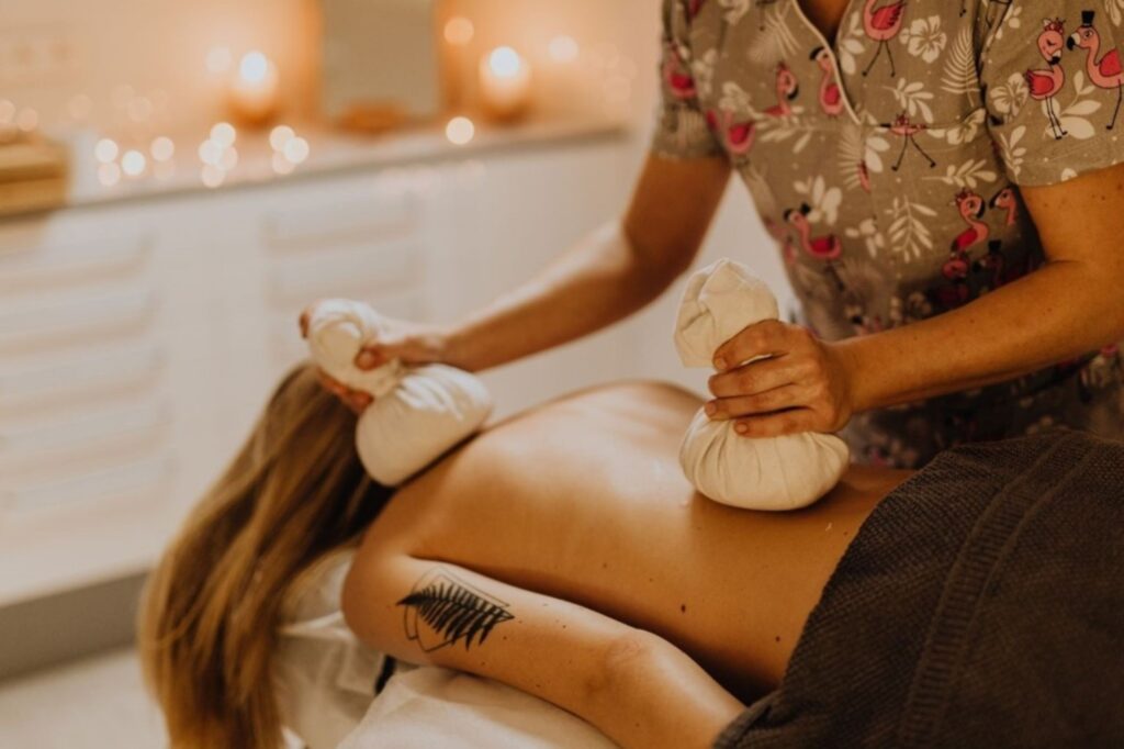 Женщина наслаждается безмятежным аюрведическим оздоровительным ритуалом в спа-салоне Дубая Аюрведические ритуалы красоты целостное сияние