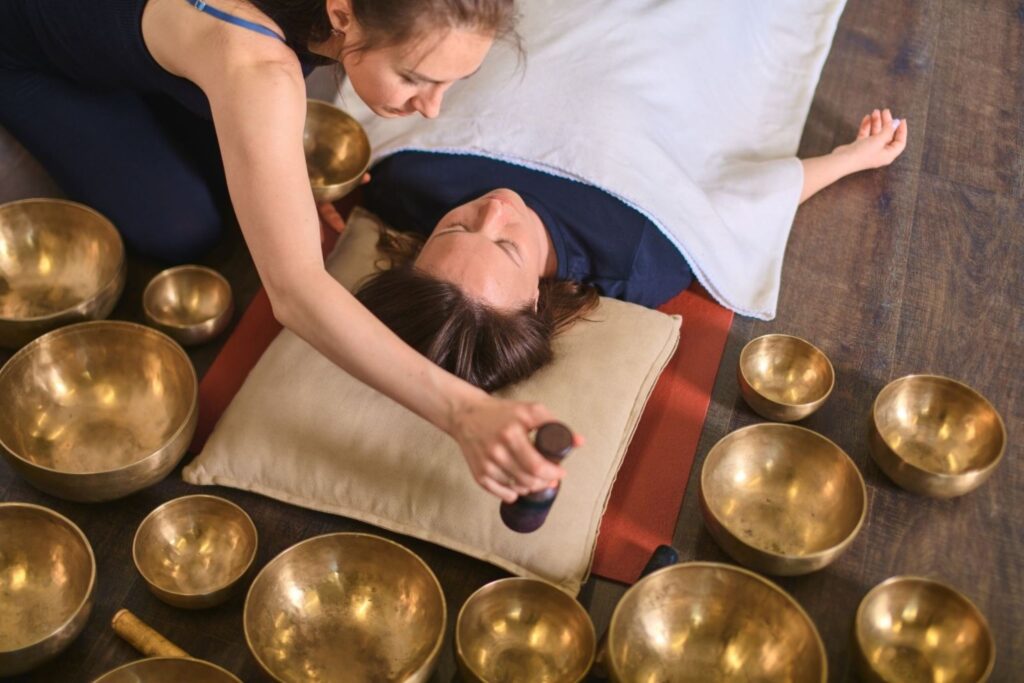 女性正在体验水晶钵冥想声音疗愈健康疗法振动平衡的声音浴