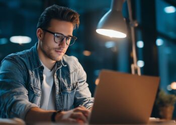 年轻科技创业者在迪拜初创公司办公室工作 科技创业者 初创公司 创新 商业 数字