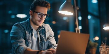 年轻科技创业者在迪拜初创公司办公室工作 科技创业者 初创公司 创新 商业 数字