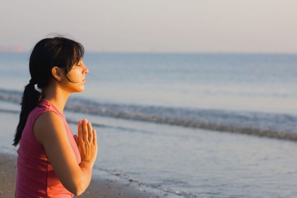 在棕榈岛数字排毒目的地，如棕榈岛度假村和安纳塔拉度假村，进行日落海滩冥想，展示无屏幕的海岸健康体验，以摆脱科技压力。