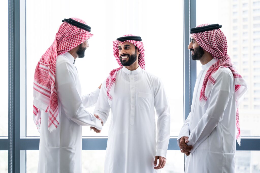 商业企业家在迪拜自贸区会面，讨论全球增长和合作机会