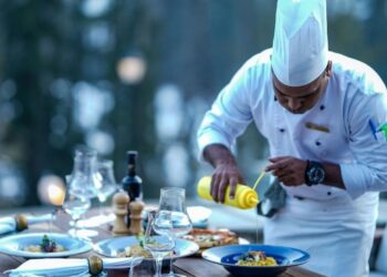 著名明星厨师在迪拜米其林星级餐厅精心烹制精致美食，代表着烹饪传奇为世界级用餐体验创造招牌菜肴