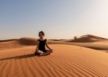 在迪拜的数字排毒目的地（如Al Maha度假村）享受宁静的沙漠冥想和瑜伽课程，这些无屏幕的健康静修专注于正念、沉浸自然和精神清晰。