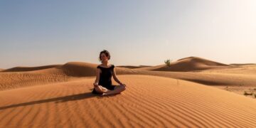 在迪拜的数字排毒目的地（如Al Maha度假村）享受宁静的沙漠冥想和瑜伽课程，这些无屏幕的健康静修专注于正念、沉浸自然和精神清晰。