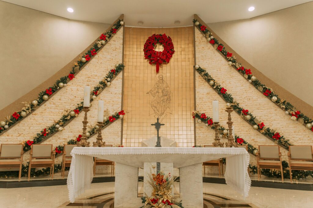 दुबई में सजाए गए चर्च के अंदर क्रिसमस का जश्न, उत्सव की रोशनी और छुट्टी की सामूहिक सेवा के लिए सामुदायिक सभा