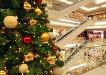 迪拜购物中心圣诞活动，装饰精美的圣诞树、节日彩灯和社区游客的假日庆典