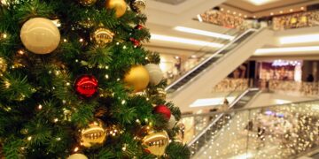 Événements de Noël à Dubaï : centre commercial avec arbre décoré, lumières festives et célébrations des fêtes pour les visiteurs et la communauté