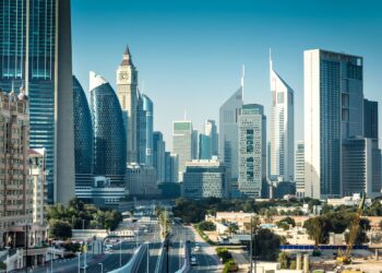 _2026年迪拜自贸区商业区，拥有现代办公大楼和初创企业工作环境