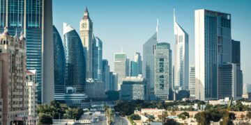 _2026 में आधुनिक कार्यालय टावरों और स्टार्टअप कार्यक्षेत्र के वातावरण के साथ दुबई फ्रीज़ोन बिजनेस डिस्ट्रिक्ट