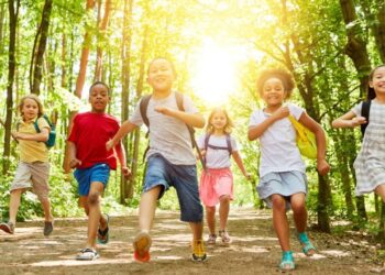 दिसंबर 2025 की लंबी छुट्टियों के दौरान परिवारों के लिए आकर्षक शीतकालीन अवकाश विकल्पों का प्रतिनिधित्व करते हुए, दुबई कैंप में बच्चे खेल और साहसिक कार्यक्रमों के साथ बाहरी स्कूल अवकाश गतिविधियों का आनंद ले रहे हैं।