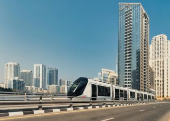 经济多元化通过现代商业大厦和基础设施建设改变迪拜天际线